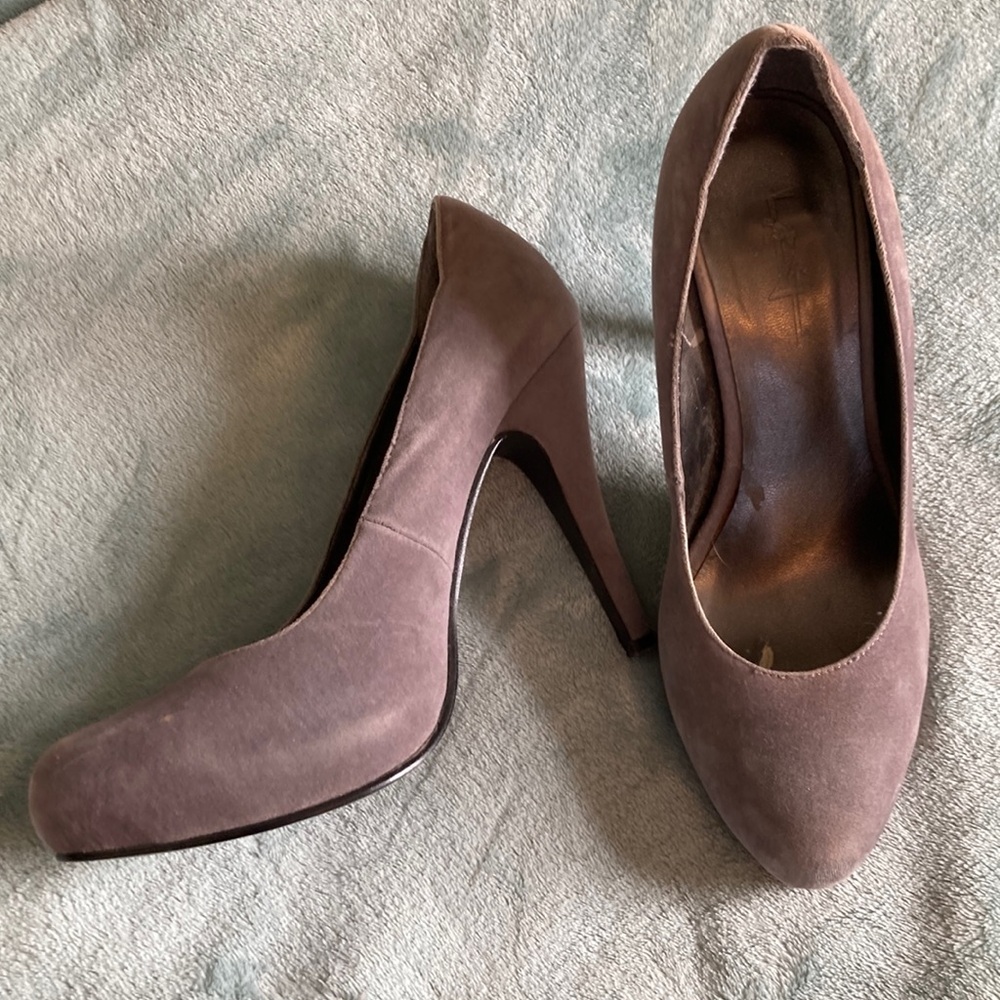 Elegant Suede Pumps in Taupe